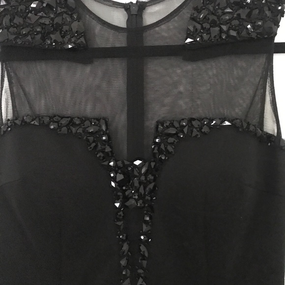 Black lace gown with gems - Picture 5 of 7